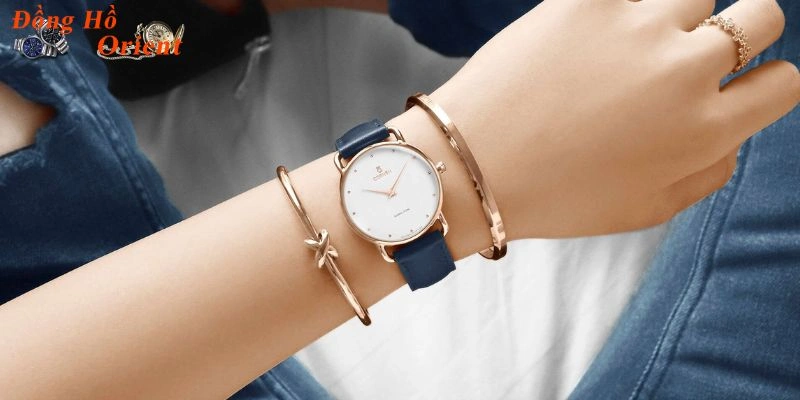 Đồng hồ nữ với thiết kế thanh lịch và dây da mềm mại, sang trọng