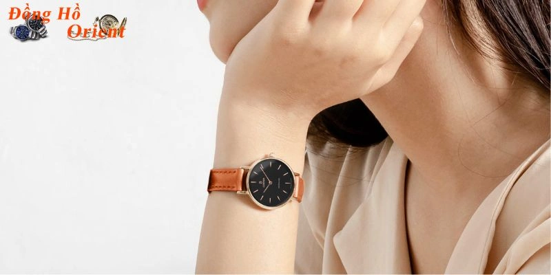 Chiếc đồng hồ cổ điển với dây đeo da, phù hợp với mọi phong cách
