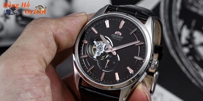 Chiếc đồng hồ tự động với bộ máy tinh xảo và kính sapphire chống trầy