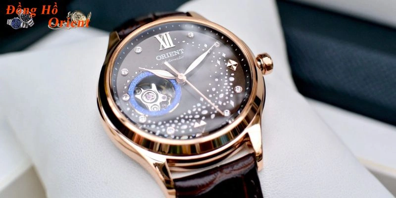 Chiếc đồng hồ tự động với bộ máy cơ khí tinh xảo và kính sapphire chống trầy