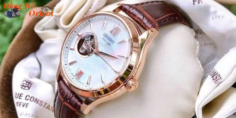 Đồng hồ nữ với thiết kế mặt số trắng và dây da màu nâu sang trọng