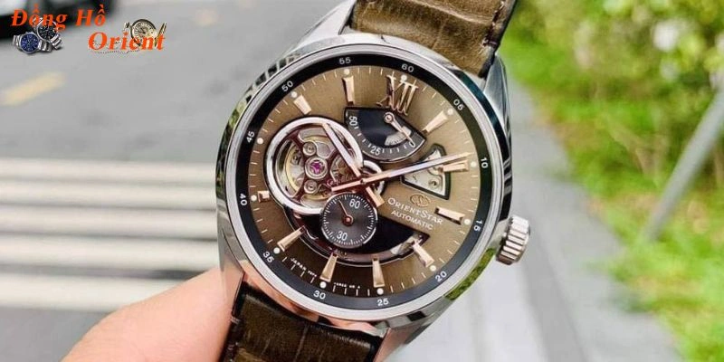 Chi tiết đồng hồ nam với dây kim loại chắc chắn và bền bỉ