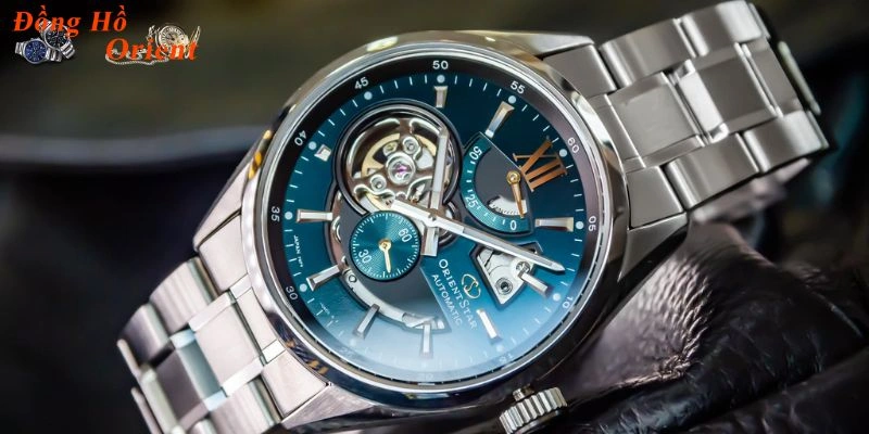 Chi tiết đồng hồ nam với thiết kế bền bỉ và dây kim loại chắc chắn