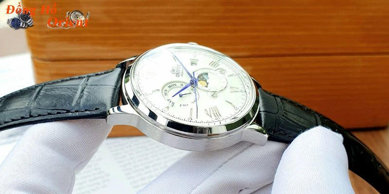 Mẫu đồng hồ hiện đại, hoàn hảo cho những ai yêu thích sự sang trọng và tiện dụng